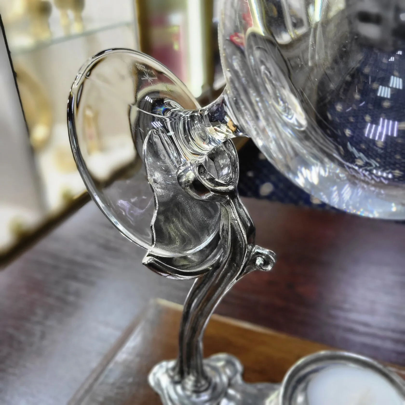 Бокал для коньяка на подставке